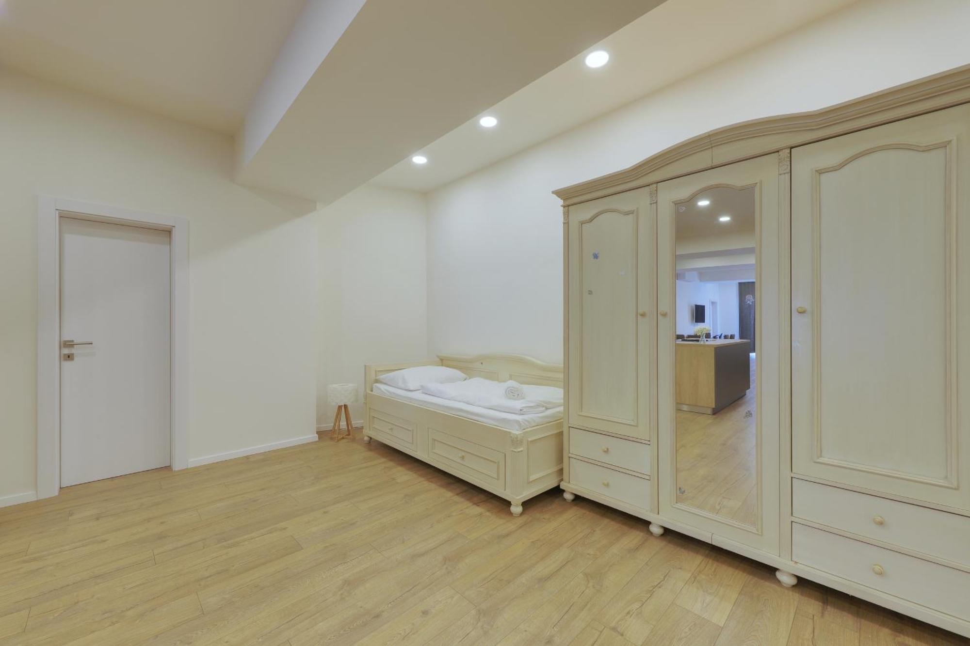 Shone Apartment Old Town 2 Bedroom Bratislava Extérieur photo